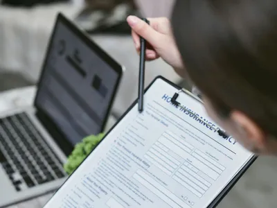 Discuţii cu un client, privind un contract de asigurare - Foto: Pexels/Mikhail Nilov