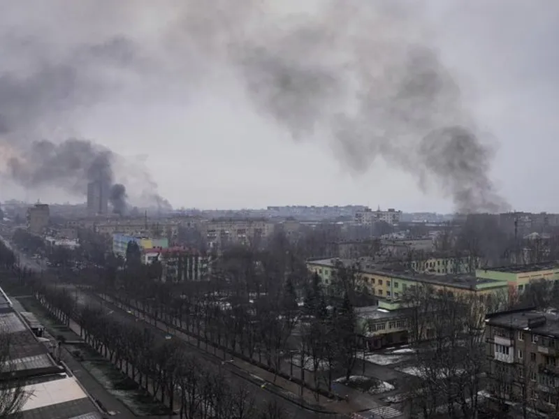 Centrul orașului Mariupol este puternic bombardat de armata rusă/FOTO: Twitter