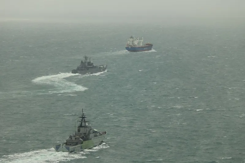 Nava britanică HMS Tyne urmăreşte nava militară Aleksandr Shabalin şi cargoul sancţionat MV Sabetta - Foto: Profimedia Images (Imagine cu caracter ilustrativ)