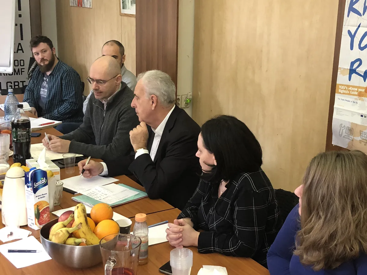 La întâlnirea cu organizațiile neguvernamentale. Lângă profesor, sunt Florin Buhuceanu, de la ACCEPT și Adina Manea, de la Tineri pentru tineri