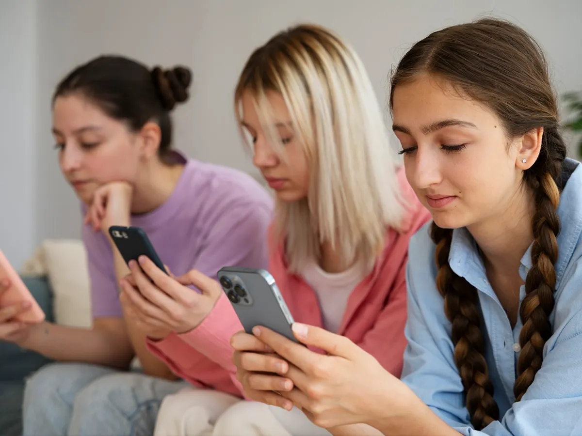 Adolescente privind în telefoanele mobile - Foto: Magnific (cu rol ilustrativ)
