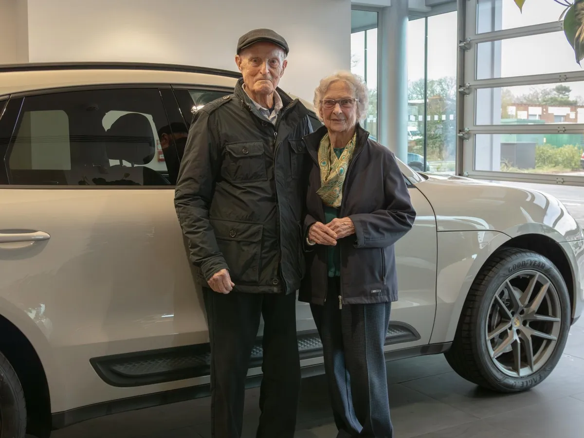 Un cuplu și-a făcut cadou la pensie un Porsche de 100.000$. Sărbătoreau 70 de ani împreună