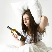 Ce alimente trebuie să mănânci înainte să bei alcool? Scapi de mahmureală și de durerea de cap - Foto: Freepik
