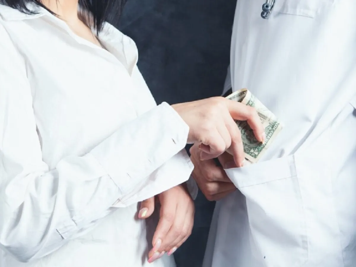 Pacienții dădeau șpagă unei doctorițe ca să îi scoată bolnavi Foto: Freepik.com - rol ilustrativ