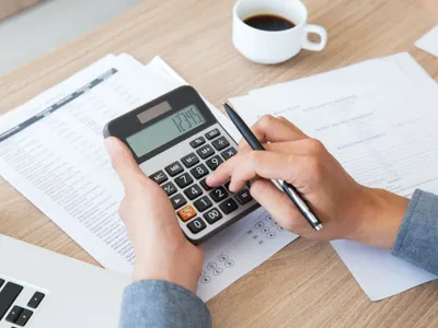 Cum va reuşi Guvernul să se încadreze în ţinta de deficit bugetar de 7%? - Foto: Freepik/katemangostar