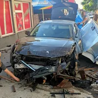 Un Audi A5 a sărit trotuarul și a distrus o terasă din Bragadiru. Șoferul a fugit, era băut. / Foto: infotraficromania.ro