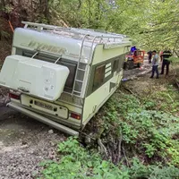 O familie de germani, în pericol să cadă 30 de metri în gol cu rulota. Au intrat pe drum interzis Foto: Facebook/Salvamont NEamt