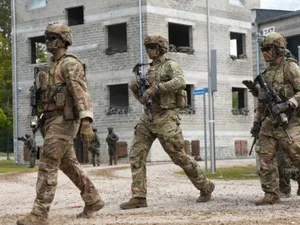 Țara din UE în care cetățenii se înghesuie să se înscrie în armată, deși serviciul militar nu e obligatoriu. Cât câștigă după instruire