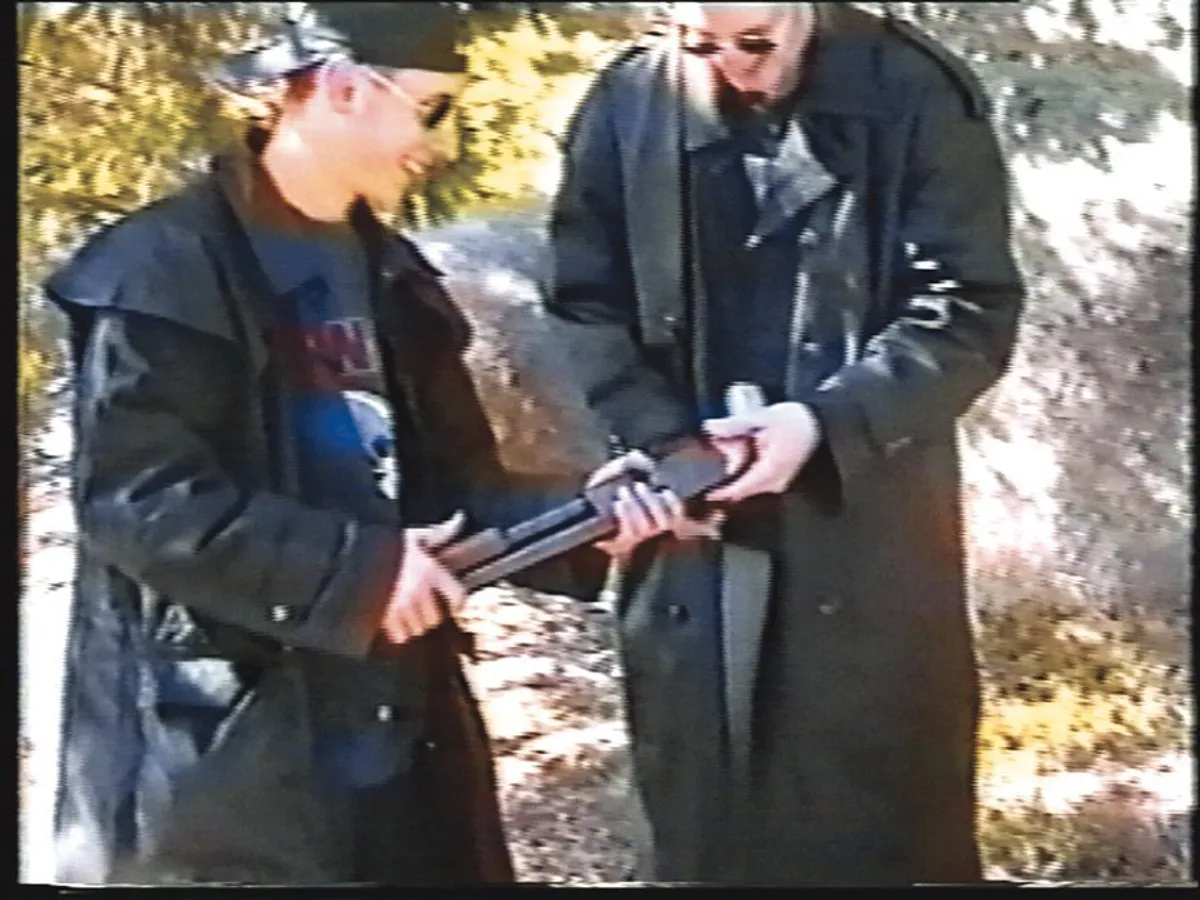 DRAMA CONTINUĂ Atacul armat de la Liceul Columbine, din 1999, a fost primul care a șocat America. Aici, cei doi adolescenți care au ucis 13 persoane, filmându-se când se antrenează