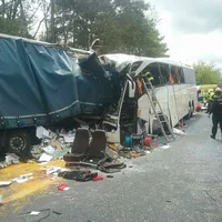 Un autocar s-a înfipt cu 100 km/h într-un TIR românesc oprit pe autostradă în Slovacia - Foto: Facebook/Hasičský a záchranný zbor