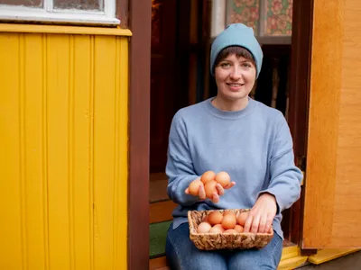 Persoană care are ouă într-un coș - Foto: Freepik (rol ilustrativ)