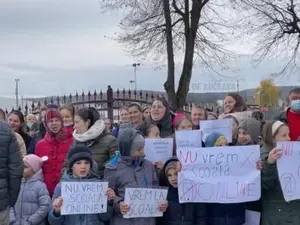 VIDEO Protest al elevilor și profesorilor dintr-o școală din Suceava care nu vor învățământ online / monitorulsv