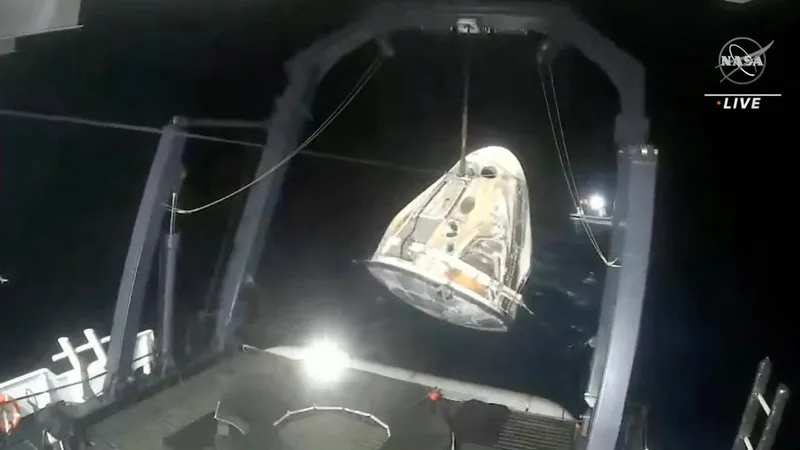 Capsula SpaceX Crew-5 Dragon Endurance a companiei SpaceX este ridicată de pe apă pe o navă de recuperare după ce a plonjat în largul coastei Floridei pe 11 martie 2023 - Foto: Profimedia Images