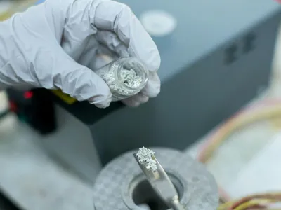 Inginer chimic lucrând în laborator - Foto: Pexels/ThisIsEngineering