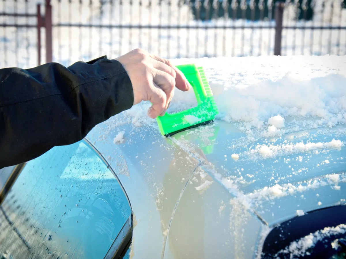 Cum dezgheți rapid parbrizul înghețat pe interior? 5 trucuri care te ajută să vezi din nou clar