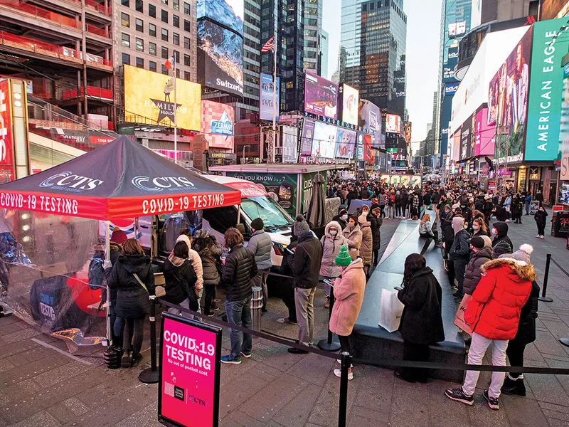 Se formează o coadă pentru testele COVID-19 în New York.