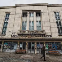 Primăria care închiriază locuri de parcare lângă o clădire ce stă să cadă/Foto: planiada.ro
