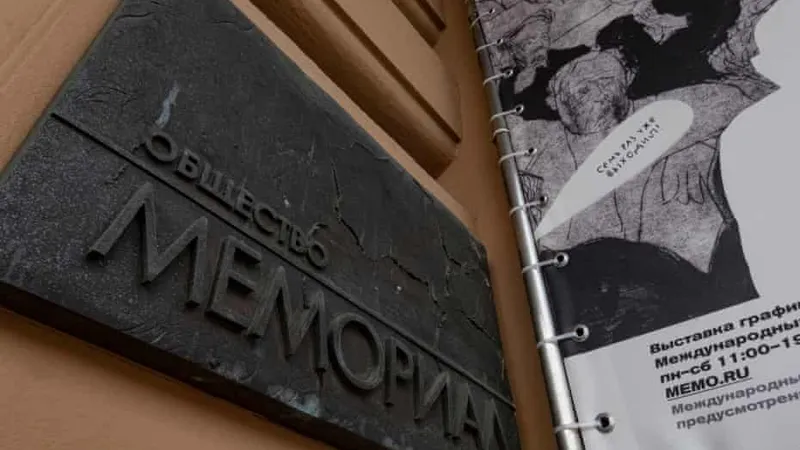 AFP: Moscova vrea să controleze trecutul Rusiei prin lichidarea organizaţiei Memorial. / Foto: theguardian.com