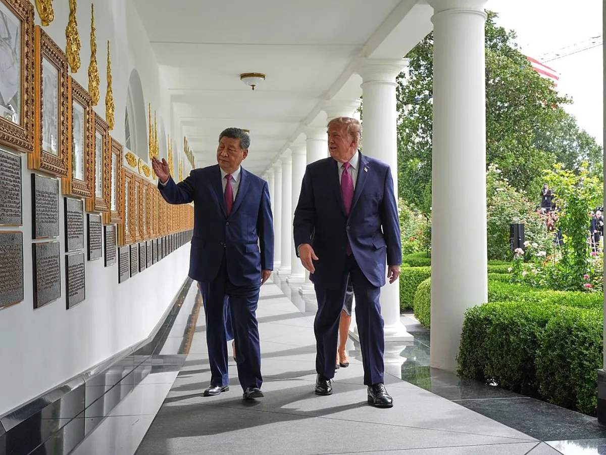 Azi, în Washington. Președintele Donald Trump (dreapta) și președintele Chinei, Xi Jinping, vizitează Colonadele de la Casa Albă - Foto: Profimedia Images