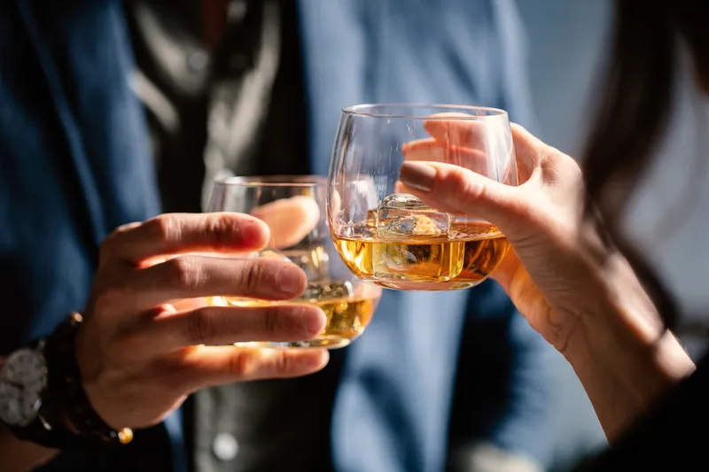 bărbat care ține un pahar cu alcool - Foto: Freepik (rol ilustrativ)