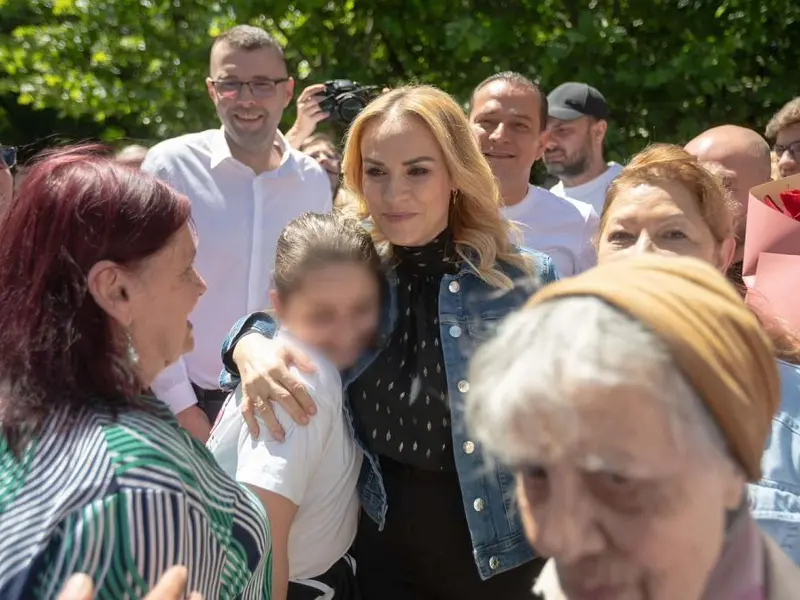 Gabriela Firea este susţinută în campania electorală de primarul Romei - Foto: Facebook/Gabriela Firea