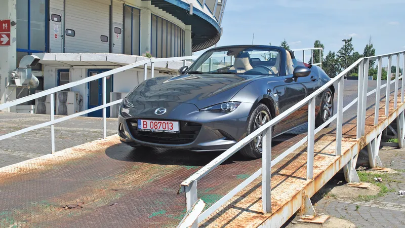 Primul MX-5 a ieșit pe poarta fabricii Mazda Motor Corporation din Hiroshima în aprilie 1989