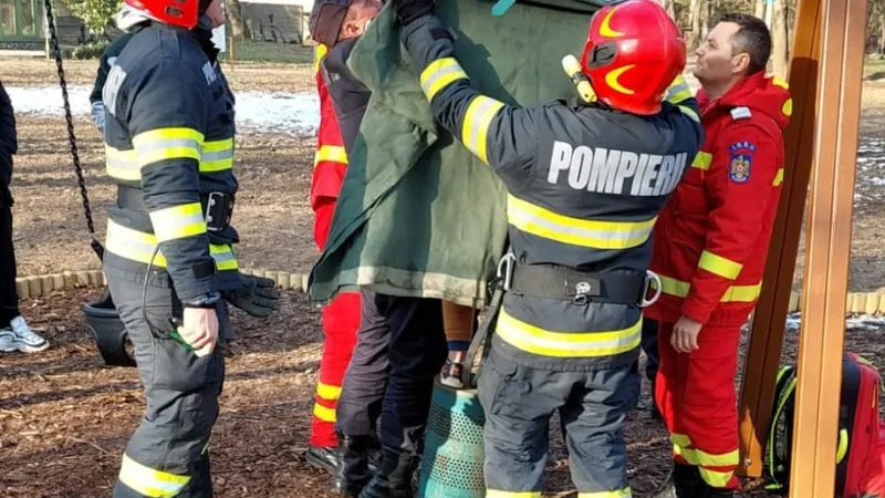 Cum au salvat pompierii un micuț blocat în leagăn și ce au făcut ca să nu râdă ceilalți copii de el Foto: Fcaebook ISU Satu Mare