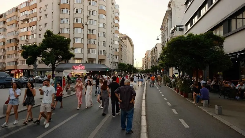 „Străzi deschise, Bucureşti - Promenadă Urbană”. Calea Victoriei redevine pietonală - Foto: News.ro(imagine cu rol ilustrativ)