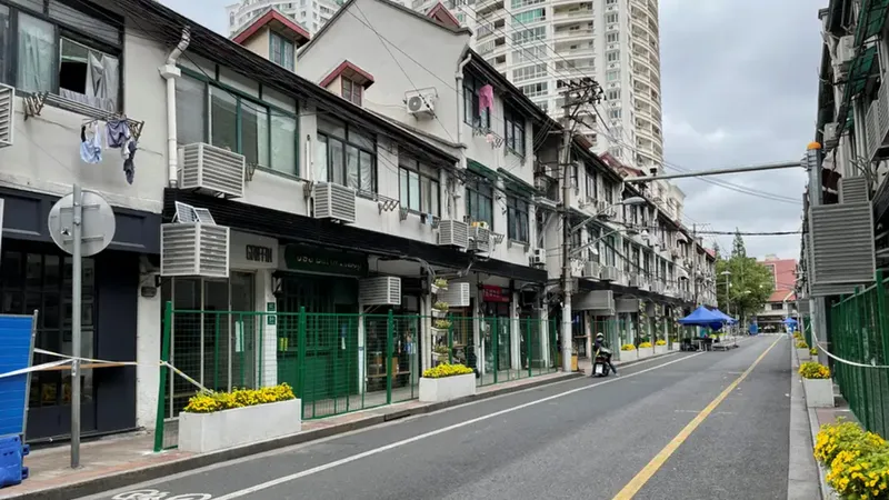 Lockdown anti-COVID extrem, la Shanghai. Blocurile și casele, împrejmuite cu garduri metalice. / Foto: insider.com