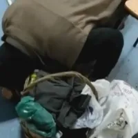 Bătrân în genunchi, ignorat pe holurile spitalului din Corabia/FOTO: Digi24