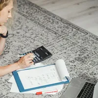 Când Guvernul punea CASS la pensie, şefii din instituțiile de stat și-au mărit salariile de 5 ori - Foto: Pexels/SHVETS production