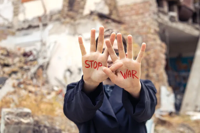 Persoană care are scris pe mâini stop război - Foto: Freepik (rol ilustrativ)