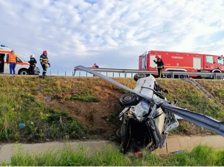 O mașină a sărit de pe autostrada A2 și s-a răsturnat. Doi adulți și doi copii, la spital. / Foto: Info Trafic 24, Facebook