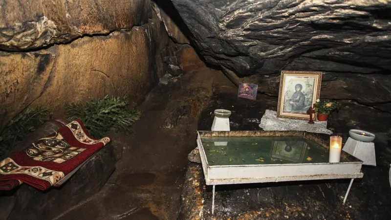 Moaștele Sfântei Teodora de la Sihla ar putea fi aduse în România. Sunt „rătăcite” în Ucraina Foto: basilica.ro