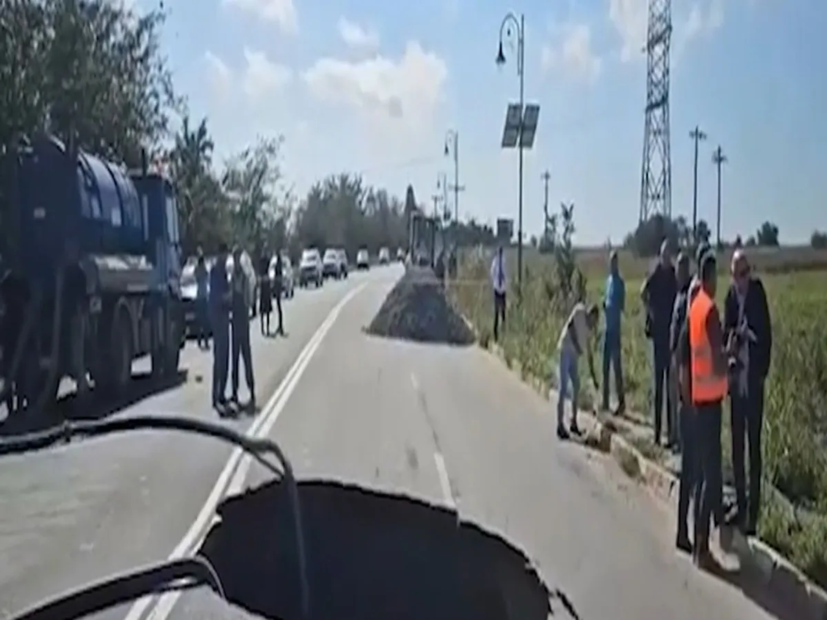 Un crater format în carosabil blochează traficul din Năvodari. Autoritățile nu iau nicio măsură foto: captură video Realitatea
