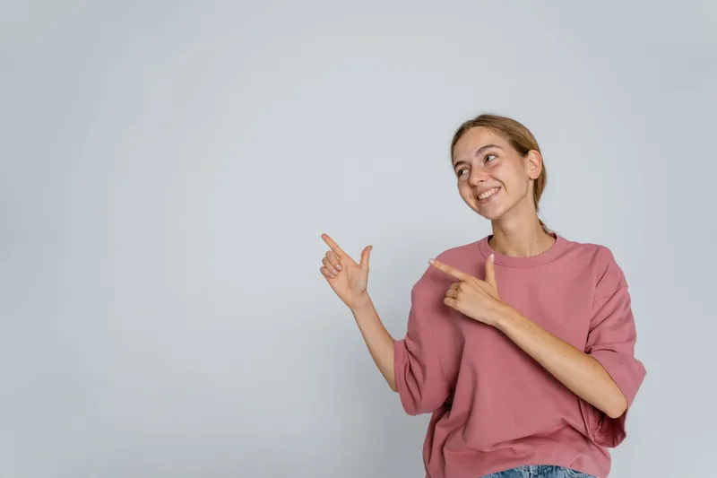 Femeie veselă &icirc;mbrăcată casual - Foto: Pexels (Imagine cu rol ilustartiv)