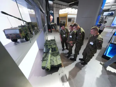 Membrii forțelor de apărare poloneze sunt văzuți admirând exponatele de la cea de-a 33-a ediție a Expoziției Internaționale de Apărare din Kielce - Foto: Profimedia Images