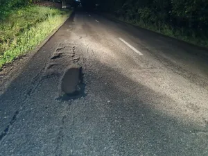 Problema drumurilor județene stricate de mașinile care lucrează la autostrada A7 a ajuns pe masa CJ - Foto: Ziarul de Iaşi