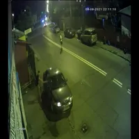 Dat afară de la „păcănele”, un tânăr a distrus o mașină cu topurul și a amenințat un bărbat. / Foto: captura video