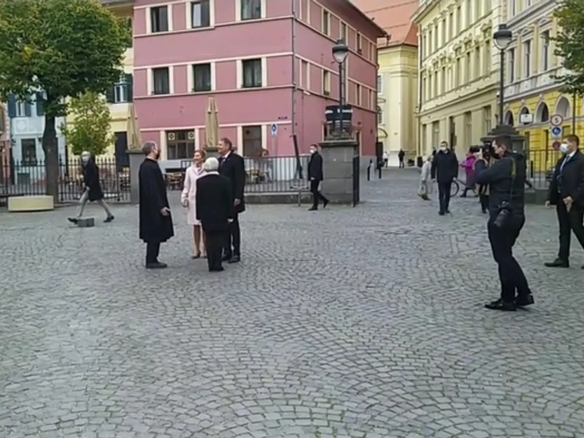 Klaus Iohannis și Carmen Iohannis, sosind la Catedrala Evanghelică din Sibiu. Captură foto Facebook Știri de Sibiu