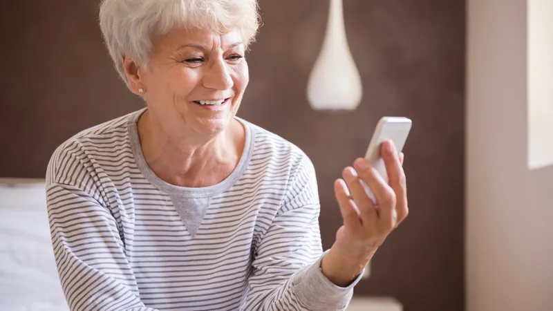 Cum poți afla ora exactă la care pensie pe februarie intră pe card? Mesajul vine pe telefon   - Foto: Freepik