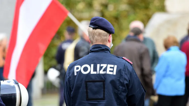 „Banda românească”, noua escrocherie prin care bătrânii din Austria rămân fără bani Foto: Shutterstock (fotografie cu caracter ilustrativ)