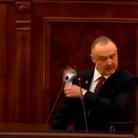 Sorin Lavric își dă masca jos, înainte să-și înceapă omagiul pentru Vulcănescu. Captură video Youtube Senatul României