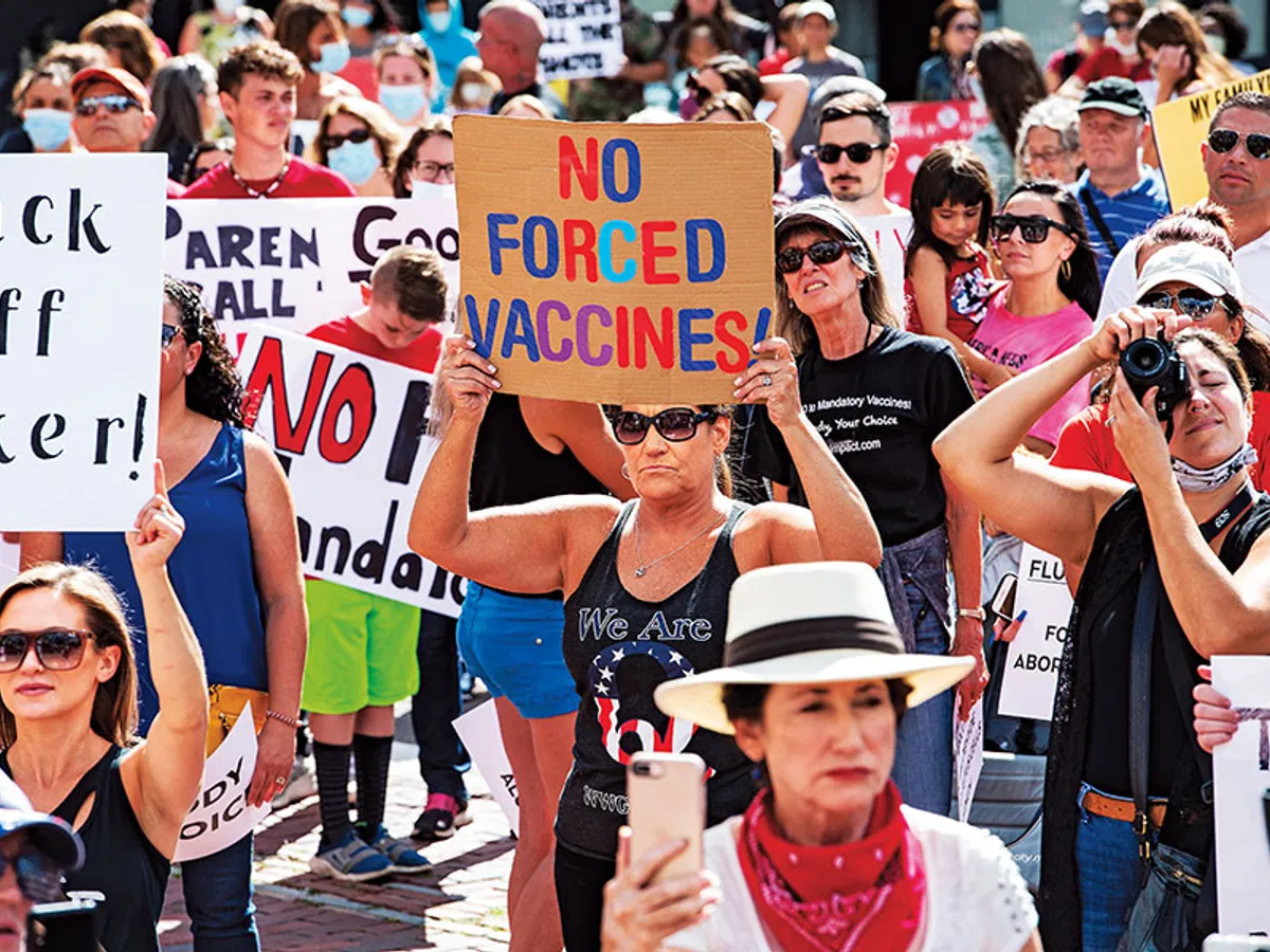 Un protest în august la Massachusetts State House din Boston împotriva deciziei guvernatorului ca toți copiii de vârstă școlară să fie inoculați împotriva gripei