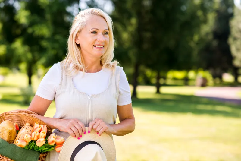 Pensionară în aer liber, la pensie - Foto: Freepik