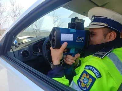 Polițist cu radar - Foto: Inquam Photos