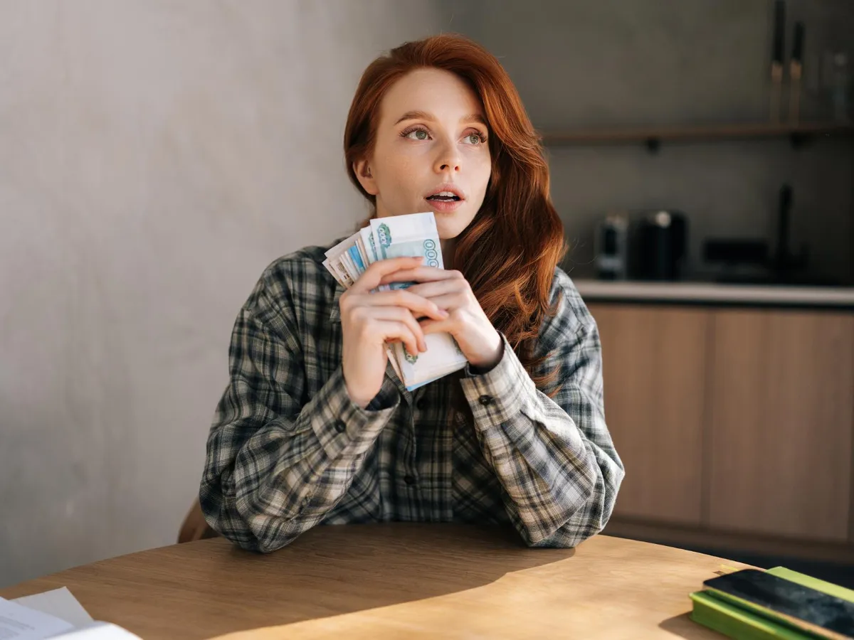 Ce nu ar trebui să faci niciodată cu banii? Superstiția salariului care trebuie să stea o noapte în casă