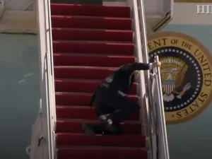 Joe Biden, în genunchi pe scara Air Force One/FOTO: Youtube