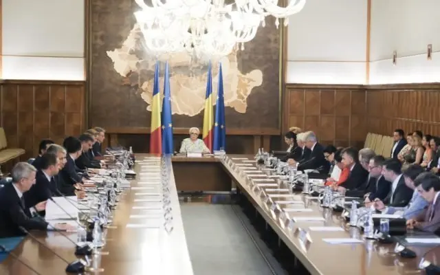 Dăncilă stă în capul mesei/FOTO: guv.ro