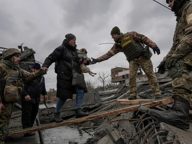 Ucrainenii fug din bătaia bombelor lui Putin și își salvează și prietenii necuvântători. /Foto: abc7chicago.com